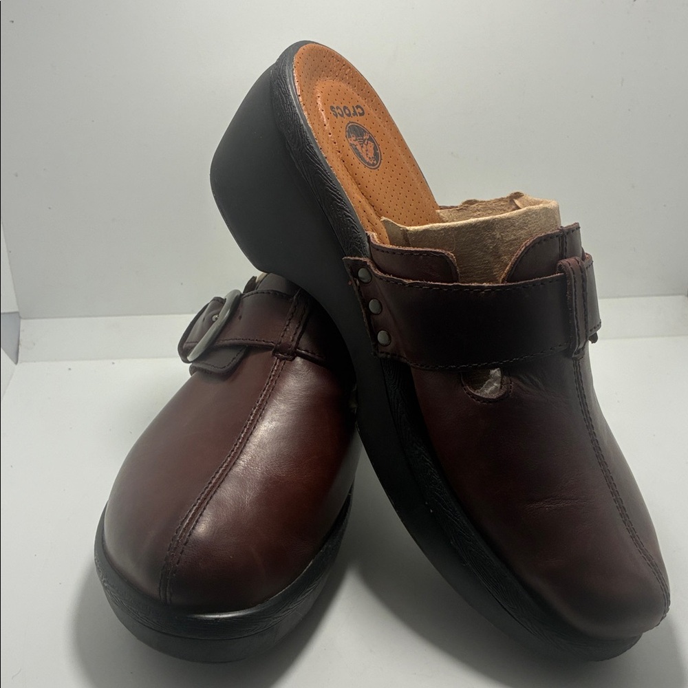 CROCS LEATHER OPEN BACK SLIDE ON CLOGS/ BUCKLE STRAP/ Size8
BRASS HARDWARE